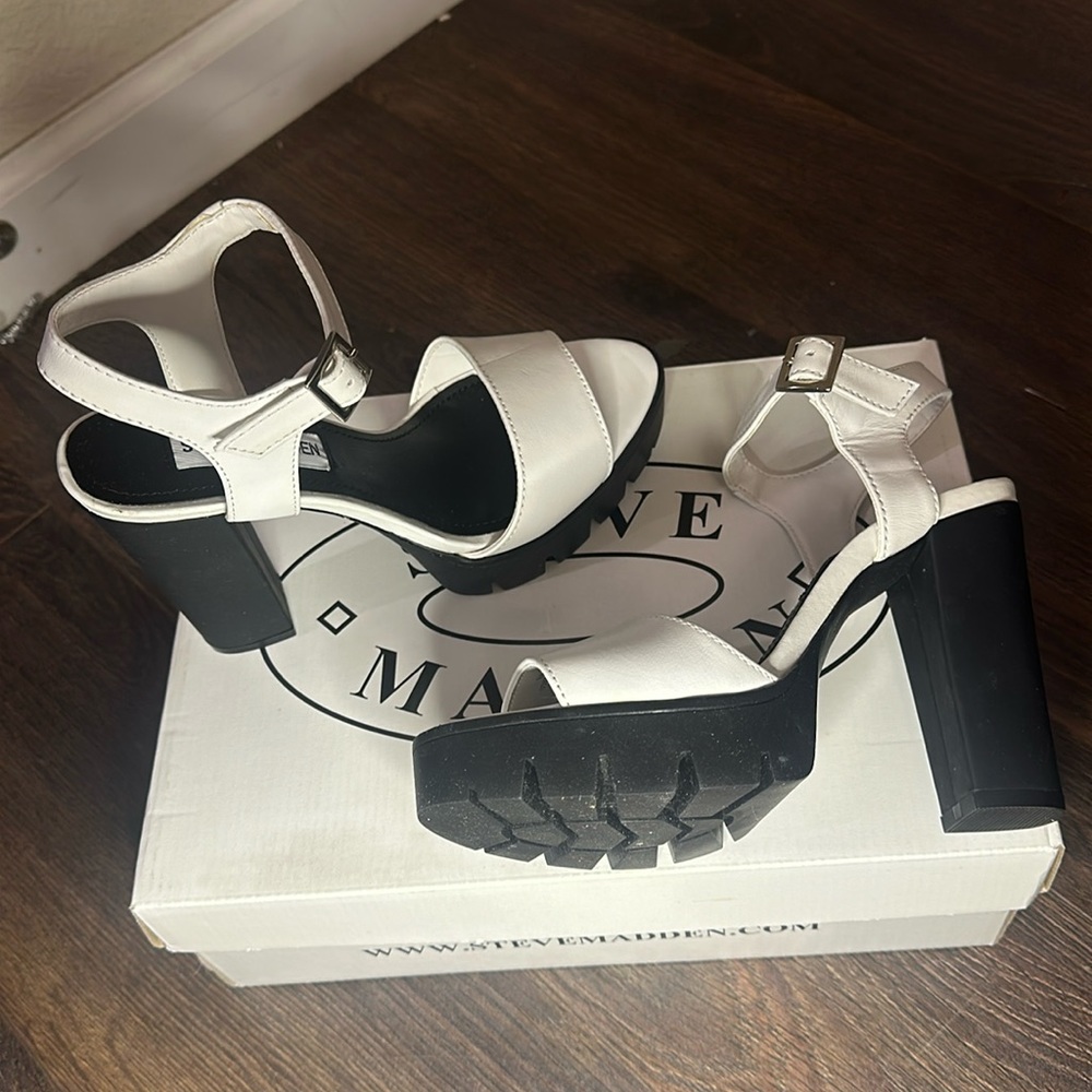 NWOT Steve Madden “Traviss” Platform Sandel, Open Toe, size 6 w/ original box.